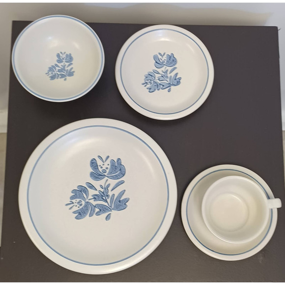 Pfaltzgraff Yorktowne Stoneware Dinner Set - Picture 2 of 11